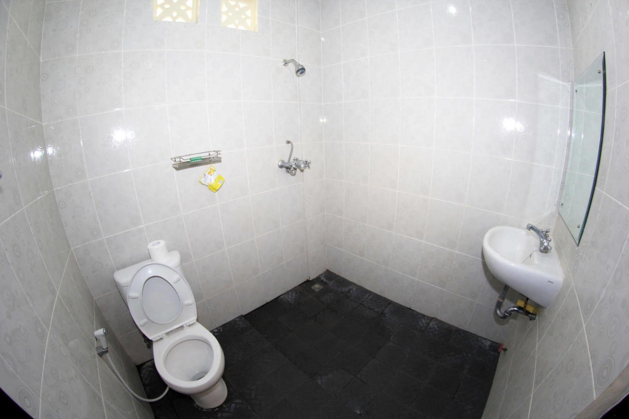 Vaccinated Staff - Oyo 3523 Gong Corner Homestay Kuta Lombok Exterior foto